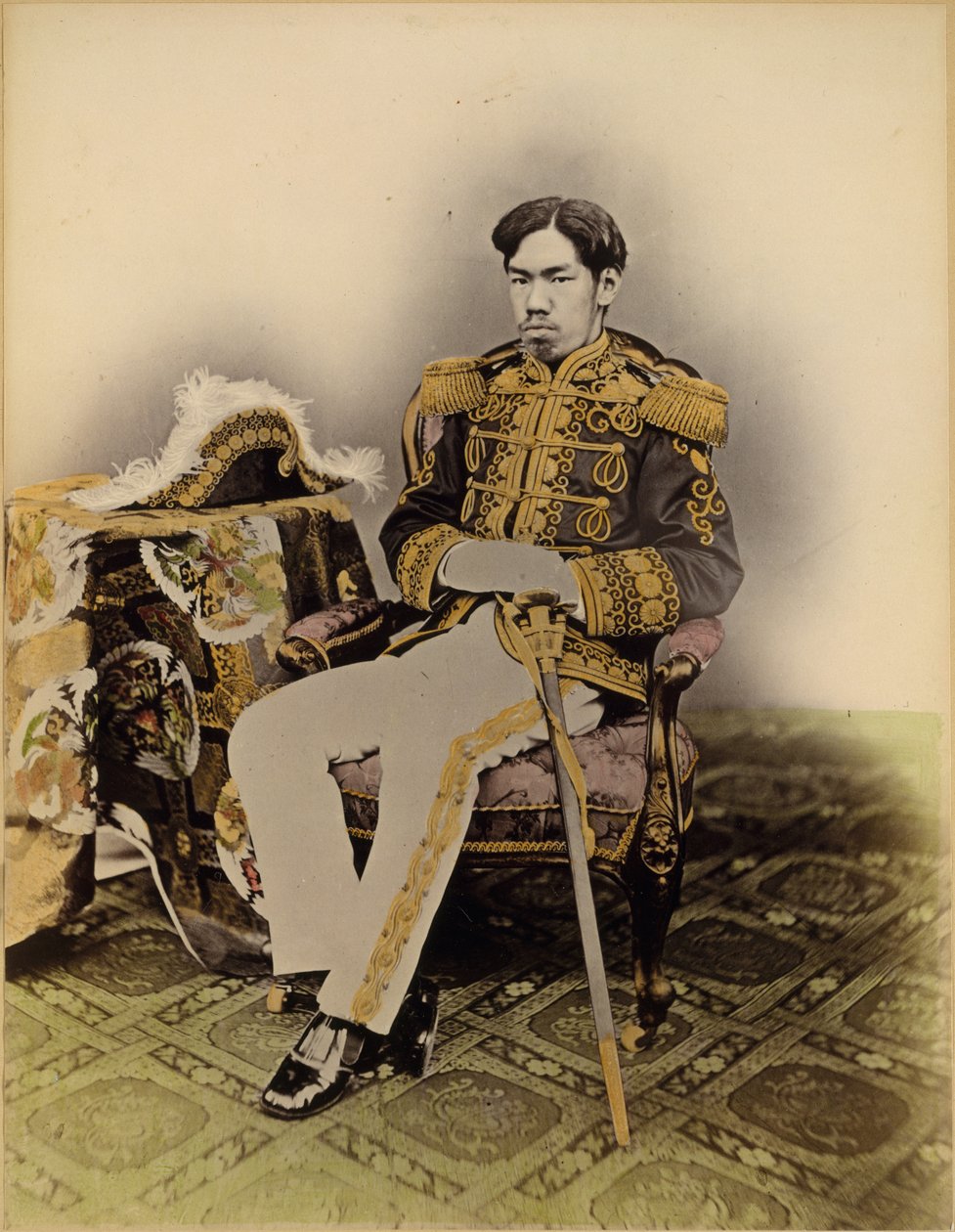 موتسوهيتو ، إمبراطور ميجي ، 1872 (طبعة فضية زخرفية من الزجاج السالب مع تطبيق اللون) بواسطة أوشيدا كويتشي