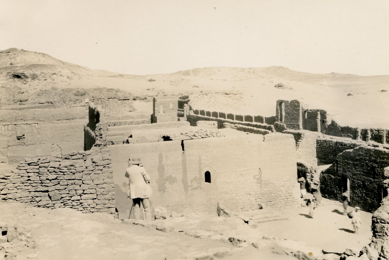 دير القديس سمعان، ينظر نحو المصطبة السفلى، أسوان، مصر، مع أوغو مونيريه دي فيلارد واقفاً وظهره إلى الكاميرا، صورة لأوغو مونيريه دي فيلارد بواسطة أوغو مونيريت دي فيلارد