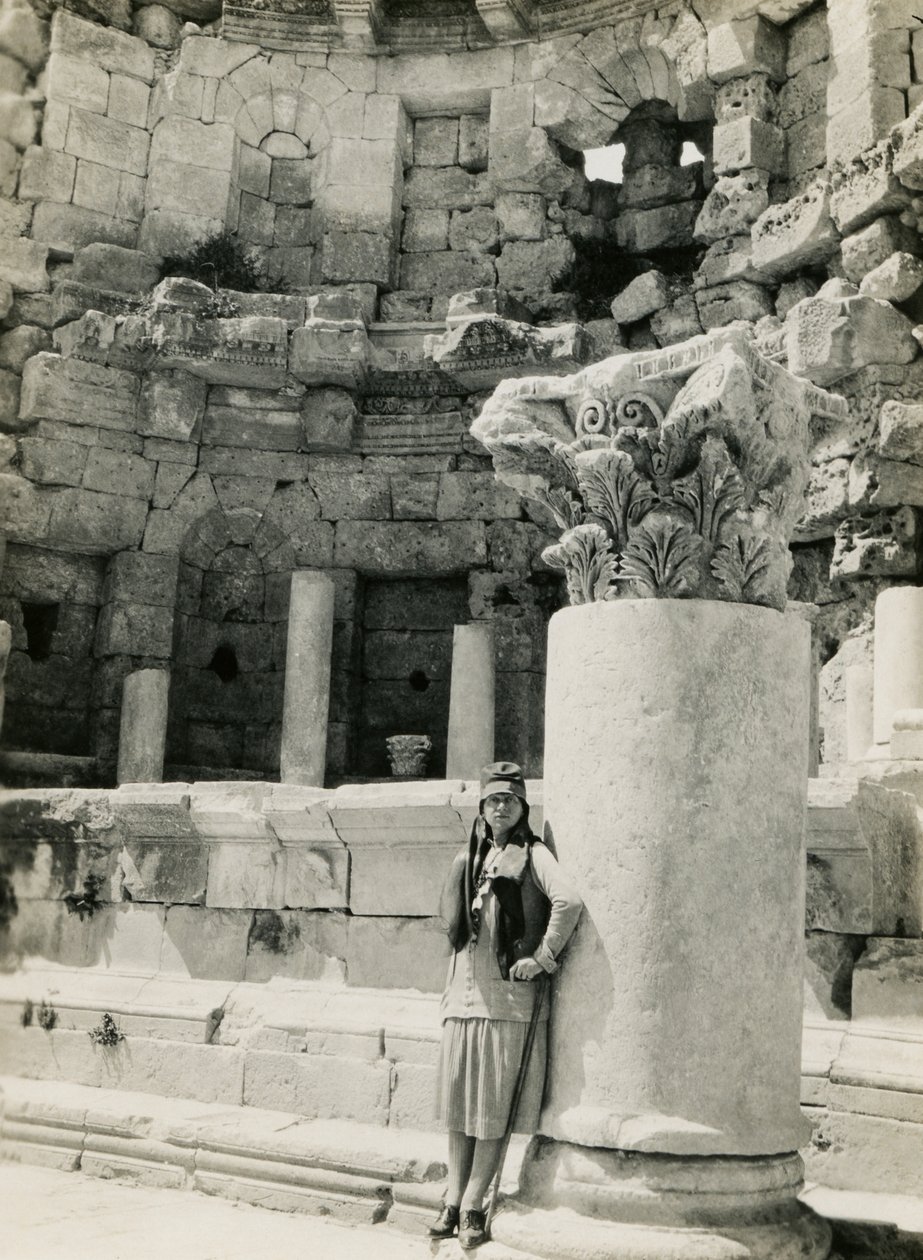 الحورية، مدينة جيراسا اليونانية الرومانية اليونانية (جرش حالياً)، صورة فوتوغرافية لأوغو مونيريه دي فيلارد، حوالي 1930 بواسطة أوغو مونيريت دي فيلارد