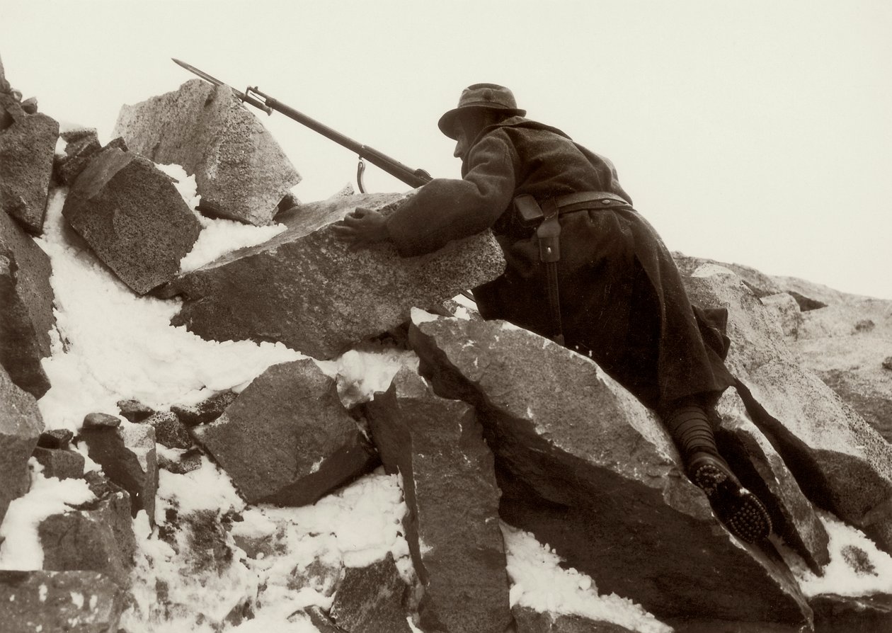 واجب الحراسة على Adamello خلال الحرب العالمية الأولى (b / w photo) بواسطة أوغو أوجيتي