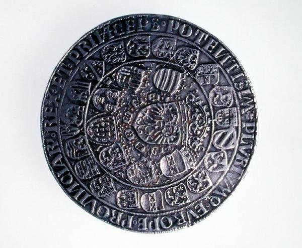 Kronungsdoppelguildiner (مزدوج الغيلدر) للإمبراطور ماكسيميليان الأول (1493-1519) ، Antwerp Mint ، إعادة إصدار عملة 1509 ، 1517 (عكسي) (فضي) (للوجه الآخر انظر 168074) بواسطة Ulrich Ursentaler