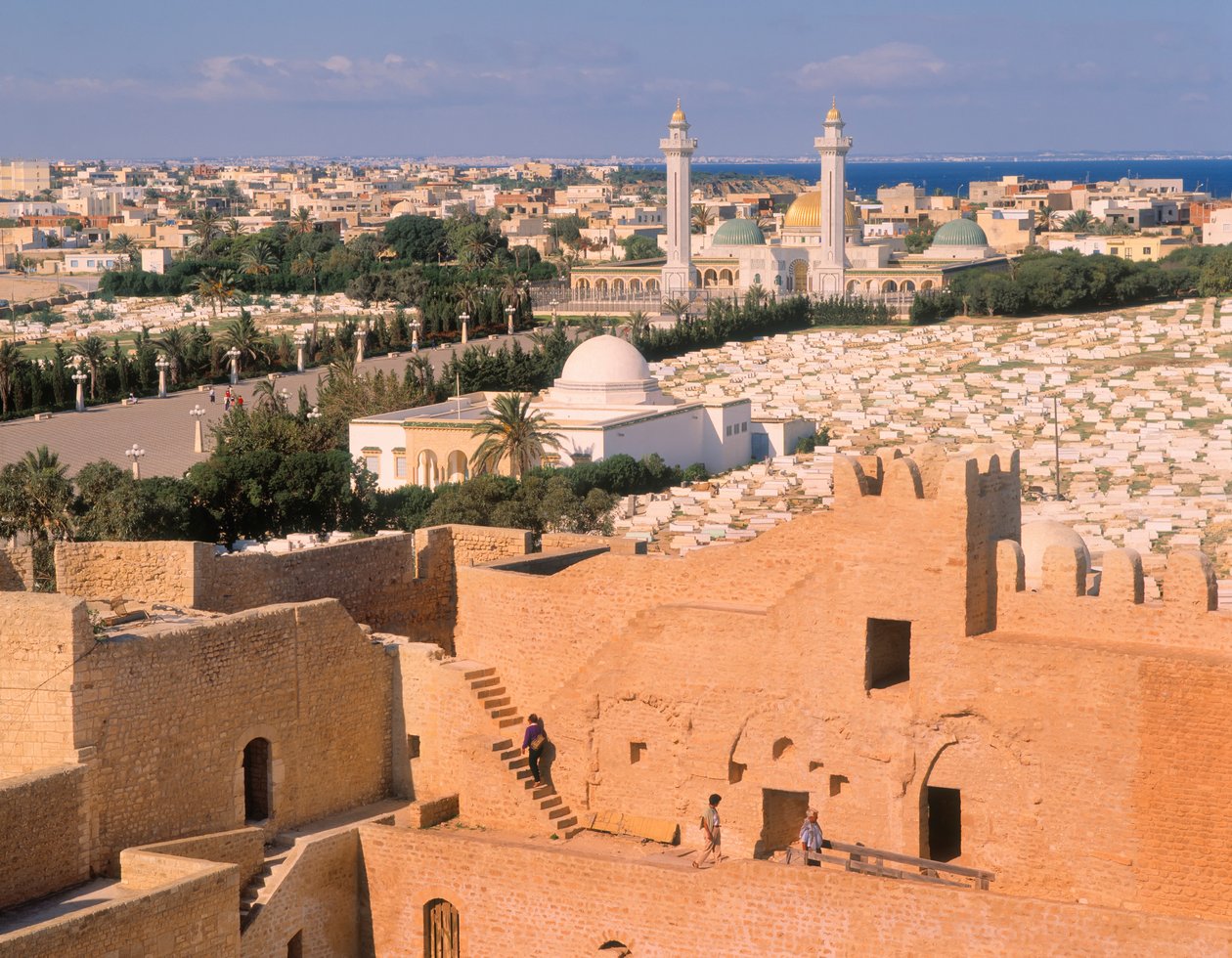 مسجد بورقيبة ومقبرة ينظران من الرباط بواسطة غير معروف غير معروف