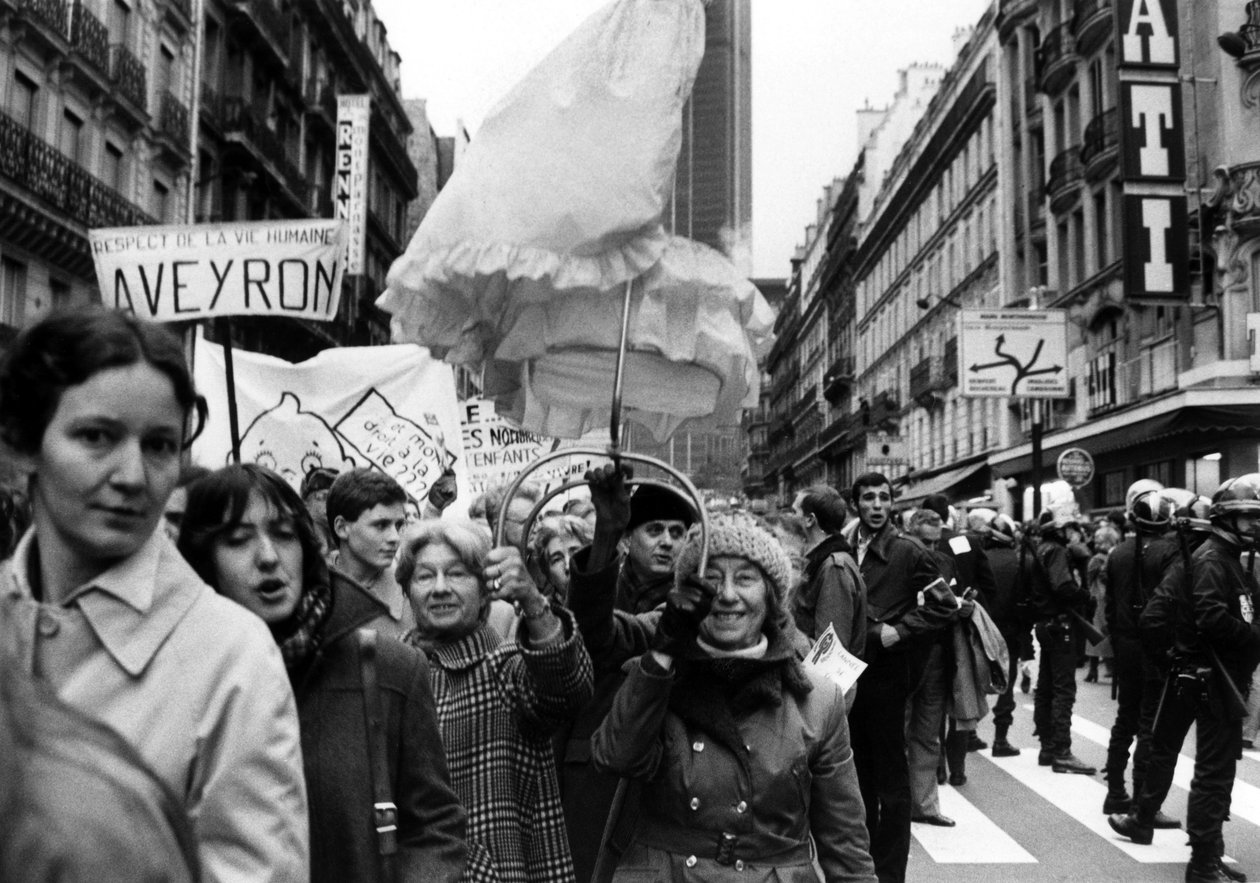 مظاهرة ضد الإجهاض في باريس في 19 نوفمبر 1979: هنا المتظاهرون مع مهد بواسطة غير معروف غير معروف