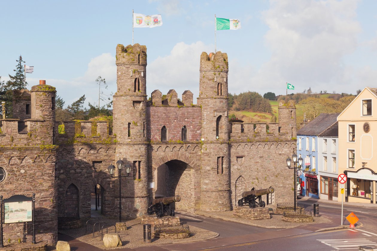Macroom ، غرب كورك ، أيرلندا. القلعة بواسطة غير معروف غير معروف