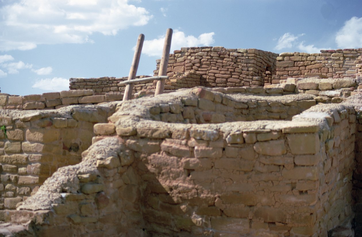 Pueblo Indian dwelling and Kiva ، بنيت في القرنين 11 و 14 (الصورة) بواسطة غير معروف غير معروف