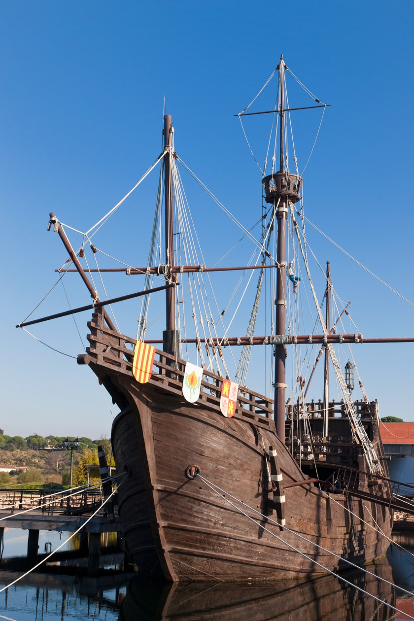 أبحرت نسخ طبق الأصل من السفن كولومبوس إلى الأمريكتين في El Muelle de las Carabelas ، أو رصيف Caravels في Palos de la Frontera ، مقاطعة هويلفا ، الأندلس ، جنوب إسبانيا. بواسطة غير معروف غير معروف