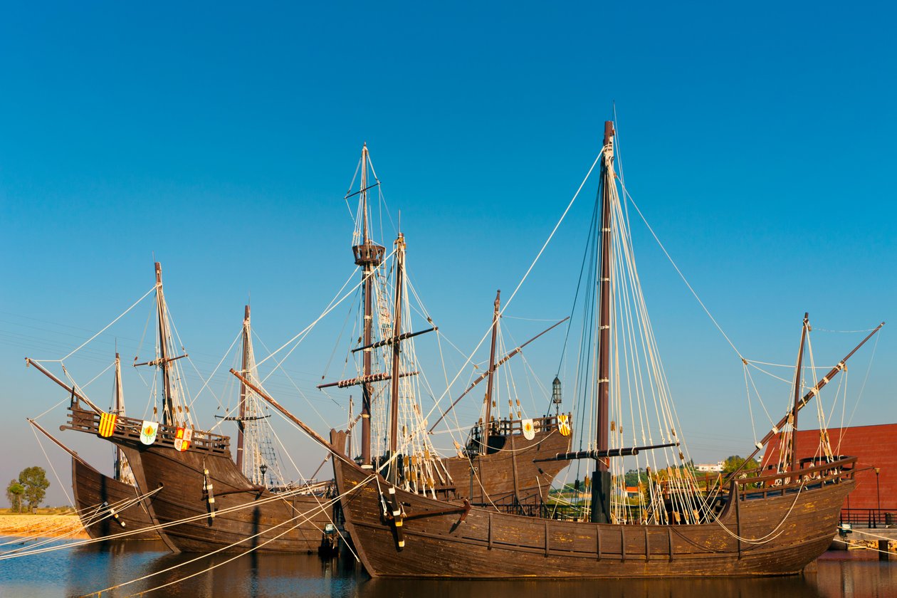 أبحرت نسخ طبق الأصل من السفن كولومبوس إلى الأمريكتين في El Muelle de las Carabelas ، أو رصيف Caravels في Palos de la Frontera ، مقاطعة هويلفا ، الأندلس ، جنوب إسبانيا. بواسطة غير معروف غير معروف