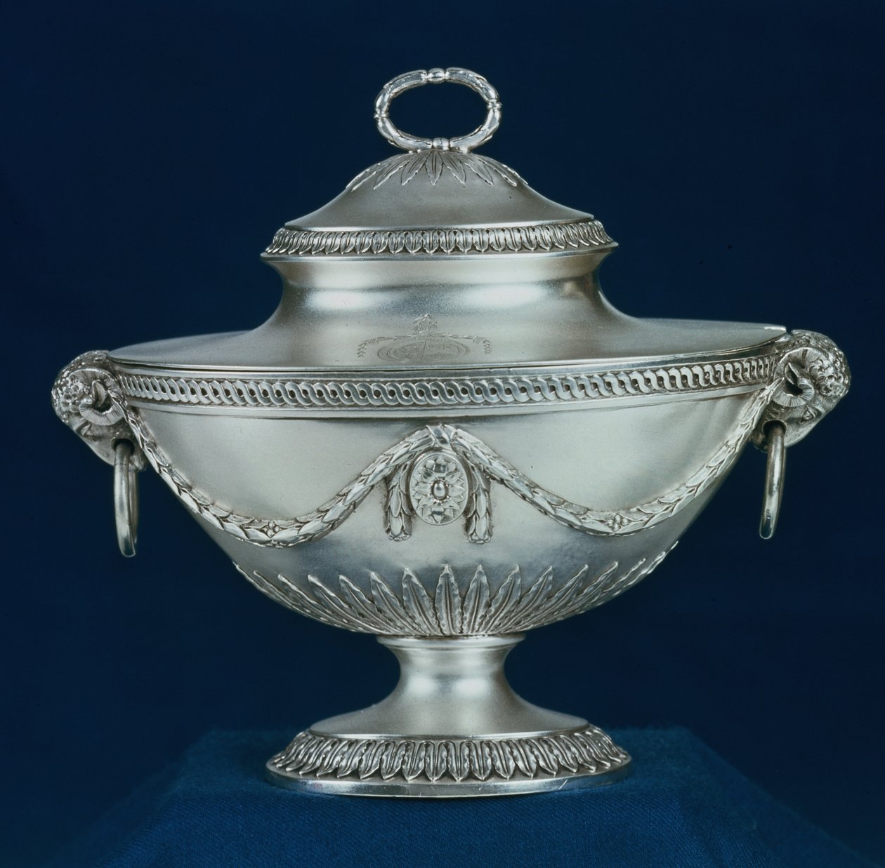 Sauce-tureen ، أحد الزوجين ، استنساخ لتصميم قام به روبرت آدم قبل عام من أجل سلطانية حساء ، صنعه جون كارتر ، لندن ، 1774 فضة بواسطة غير معروف غير معروف