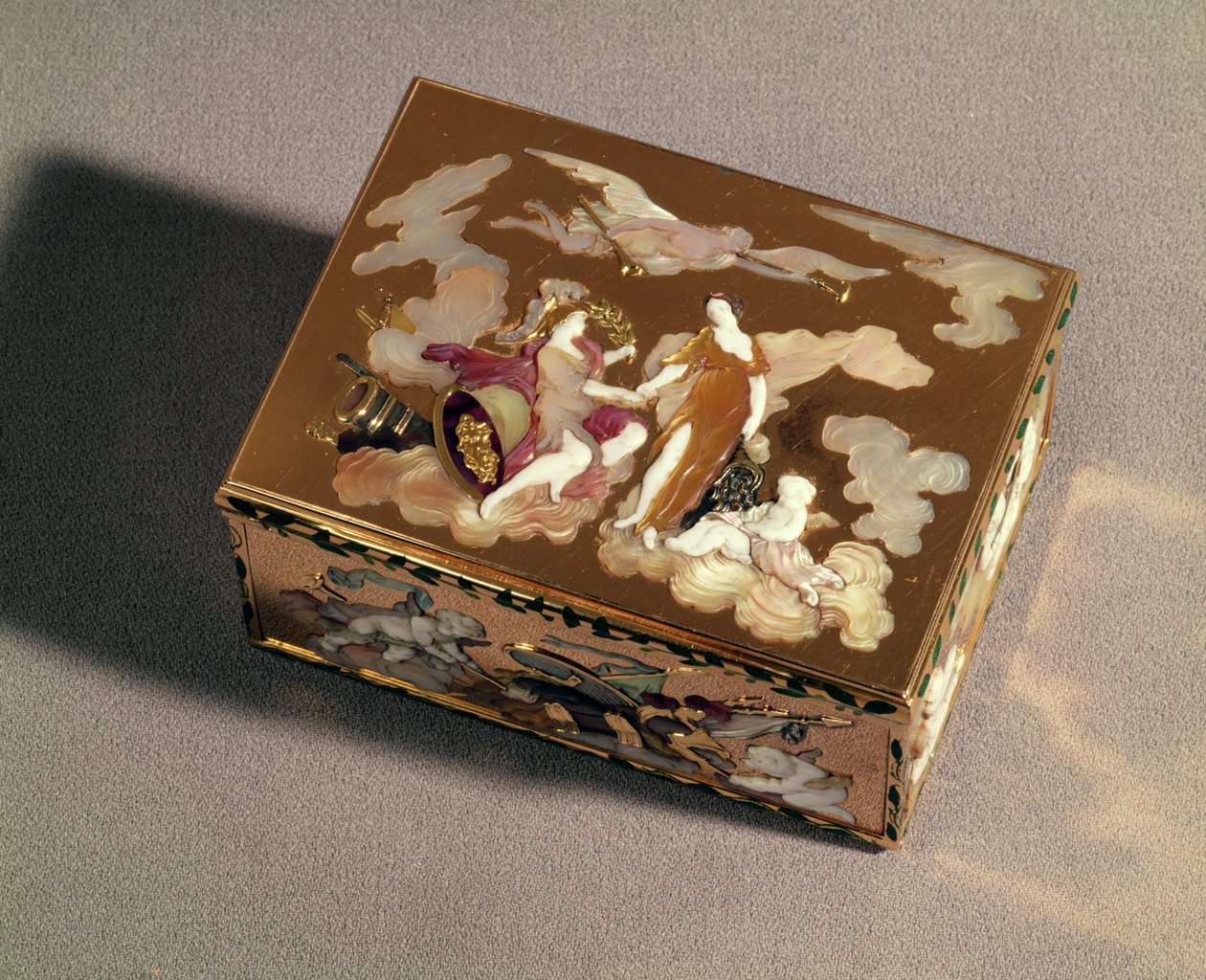 صندوق شم من الذهب المطلي والصدف الملون ، باريس ، 1747-1748 ؛ علبة شم على شكل برميل ، باريس ، 1754 ، ذهب وصدف بواسطة غير معروف غير معروف