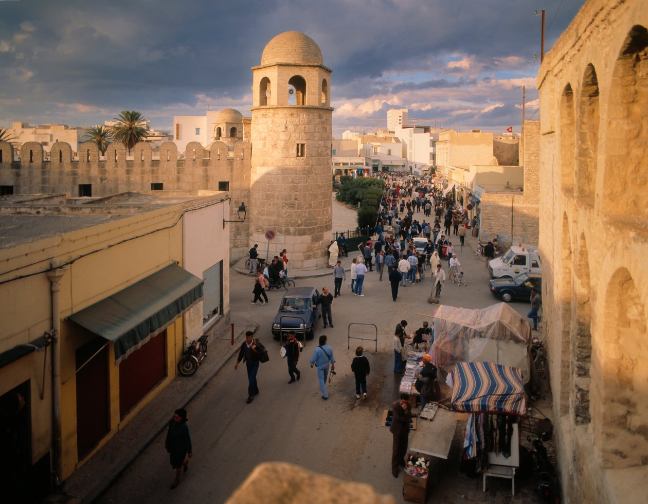 مشهد شارع ومسجد محصن بواسطة غير معروف غير معروف