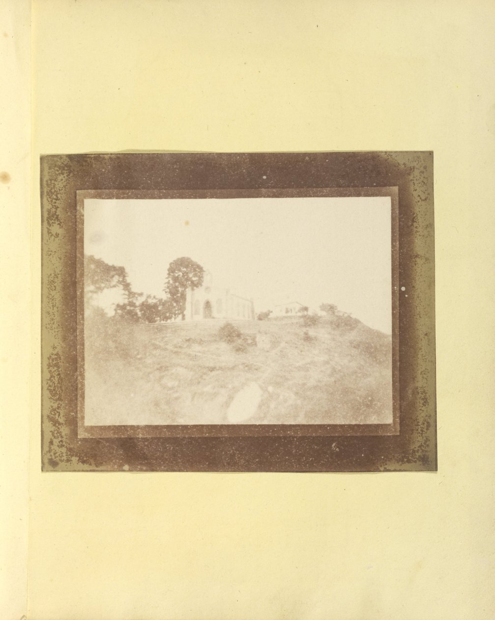 صانع غير معروف ، بريطاني ، الهند النشطة حوالي عام 1843 - (منظر طويل لمبنيين ، الهند) بواسطة غير معروف غير معروف