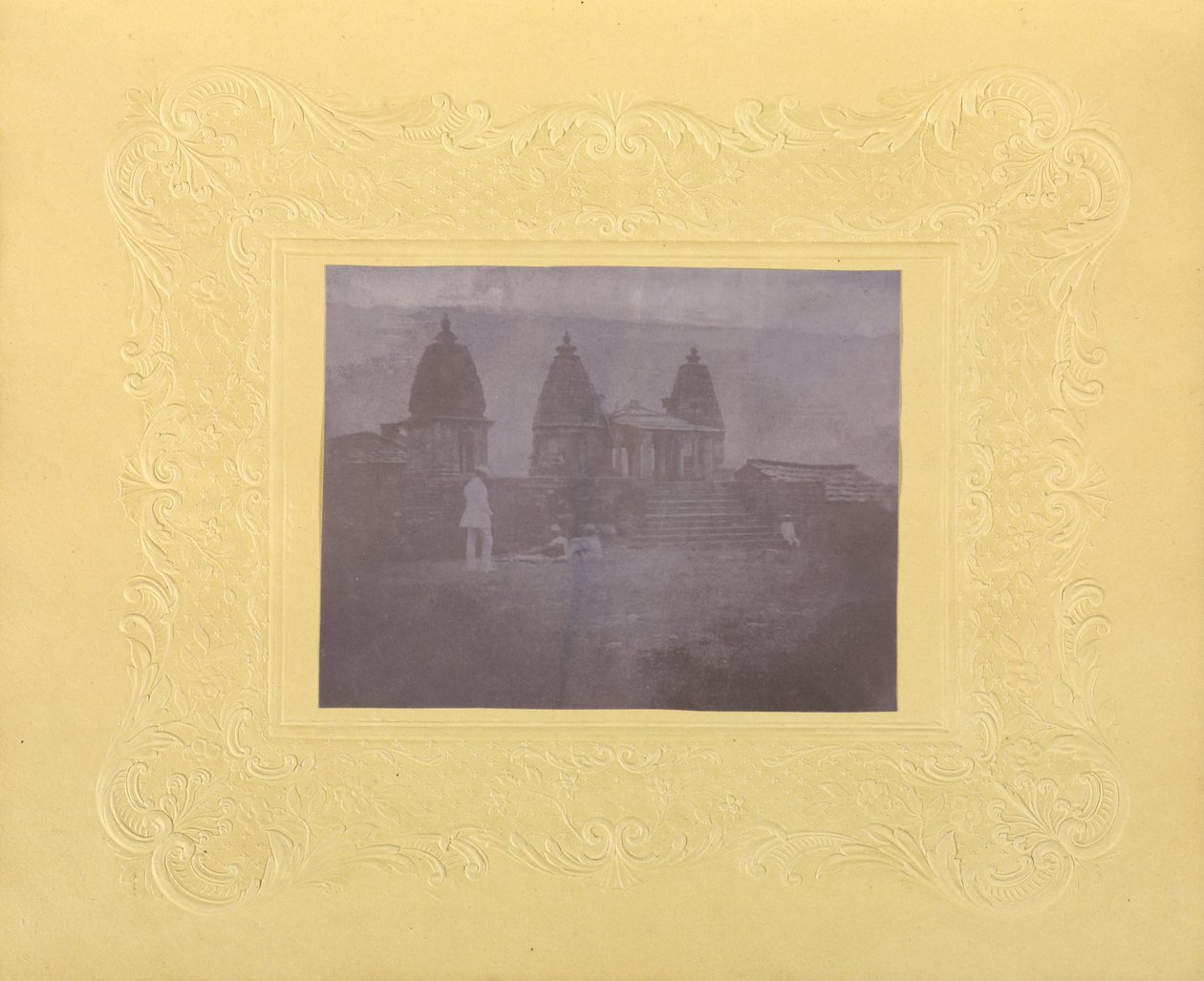 صانع غير معروف ، بريطاني ، نشط في الهند حوالي عام 1843 - (رجال قبل ثلاثة معابد ، الهند) بواسطة غير معروف غير معروف
