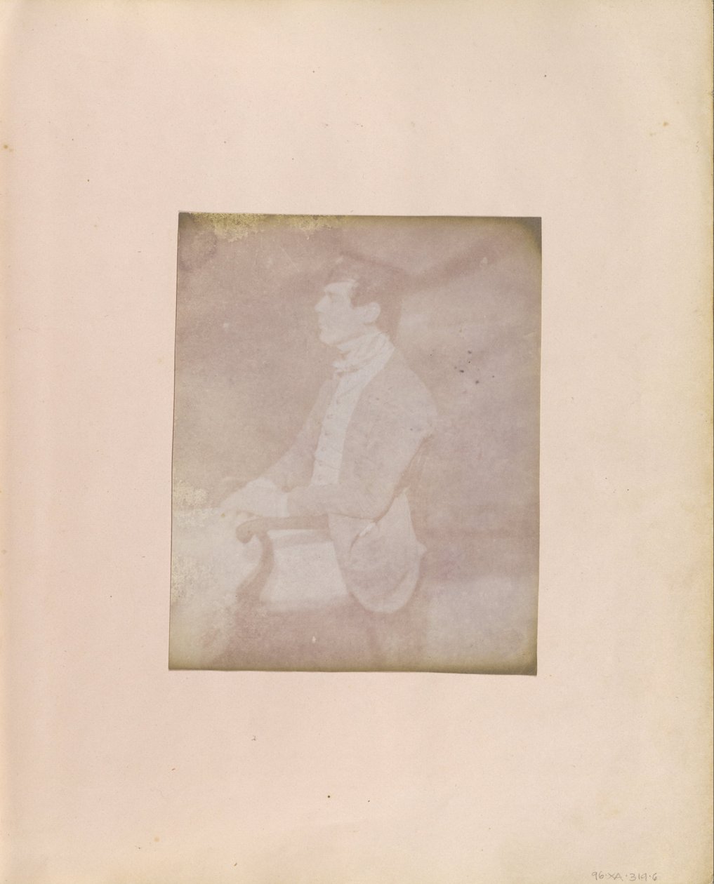 صانع غير معروف ، بريطاني ، الهند النشطة حوالي عام 1843 - (صورة الملف الشخصي لرجل جالس في قبعة ذات ريش) بواسطة غير معروف غير معروف