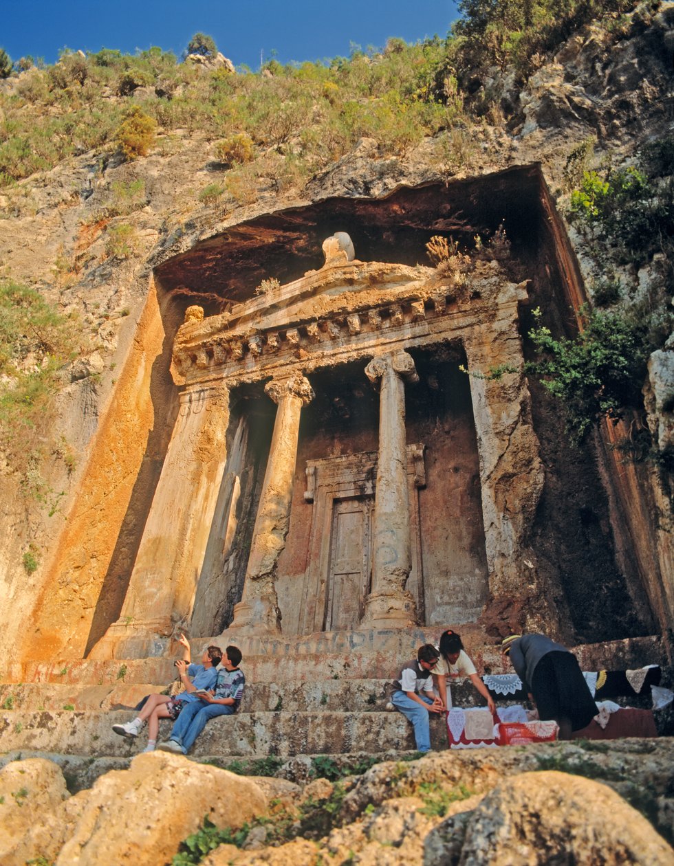 منظر لقبر صخري (صورة) بواسطة غير معروف غير معروف