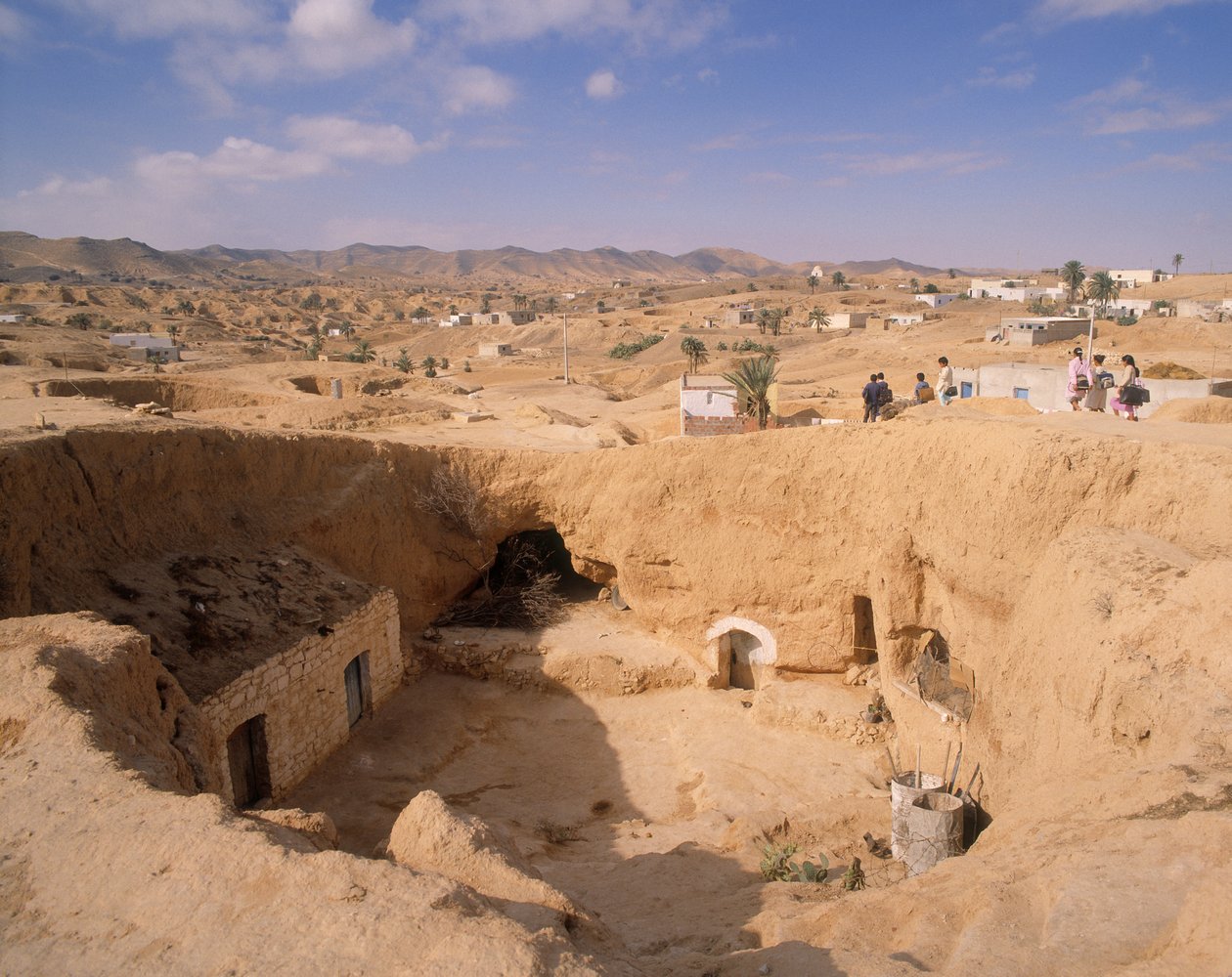 منظر لمساكن حفرة البربر (الغرفة) بواسطة غير معروف غير معروف