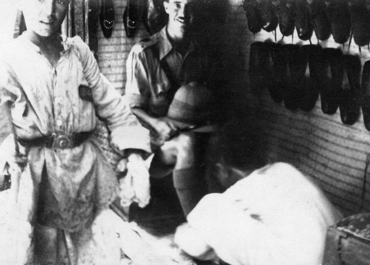 ضابط بريطاني في محل أحذية ، بغداد ، بلاد الرافدين ، الحرب العالمية الأولى ، 1918 بواسطة غير معروف
