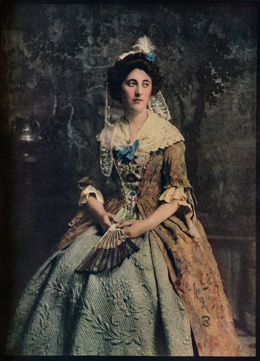 فستان من أوائل القرن الثامن عشر ، مع مثال رائع على ثوب نسائي مبطن ، c1913 بواسطة غير معروف