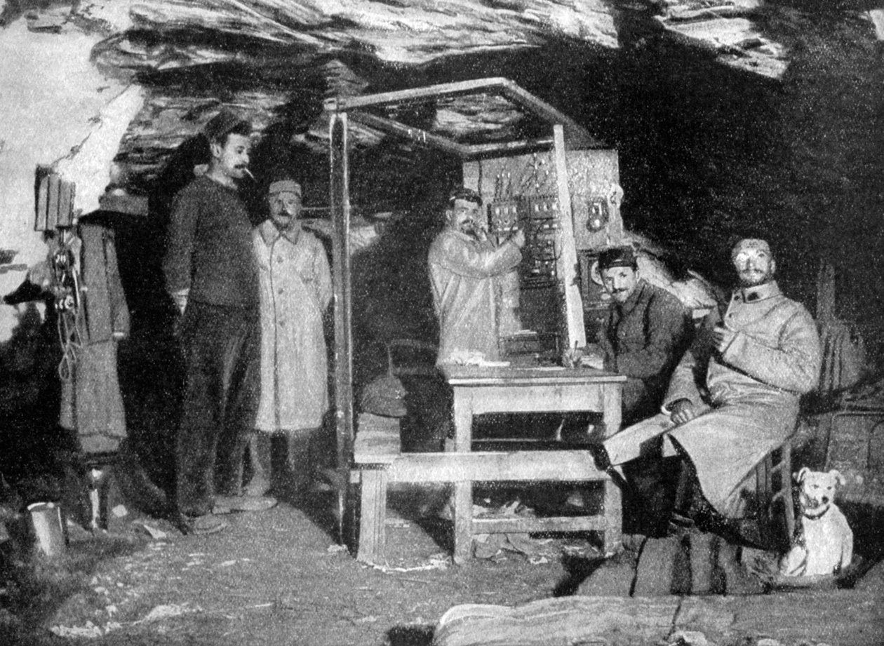 موقع هاتف فرنسي في كهف ، فرنسا ، الحرب العالمية الأولى ، 1915 بواسطة غير معروف