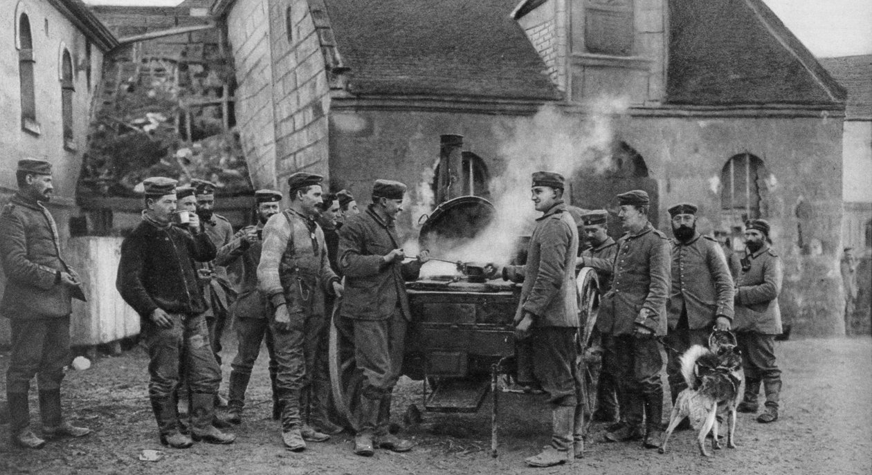 مطبخ ميداني للجيش الألماني في قرية فرنسية ، الحرب العالمية الأولى ، 1915 بواسطة غير معروف