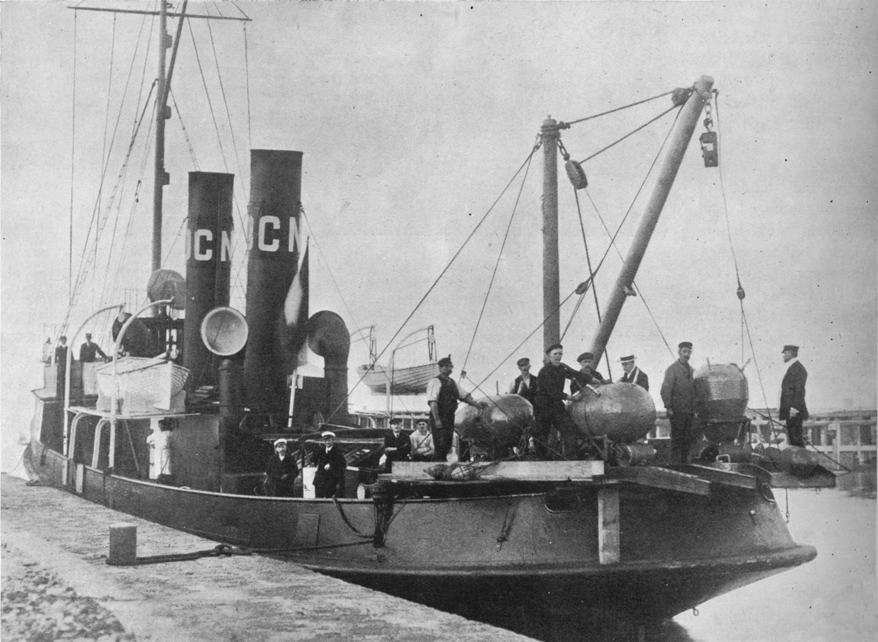 طبقة منجم ألمانية تغادر الميناء مع مناجمها جاهزة على سطح السفينة ، 1914 بواسطة غير معروف