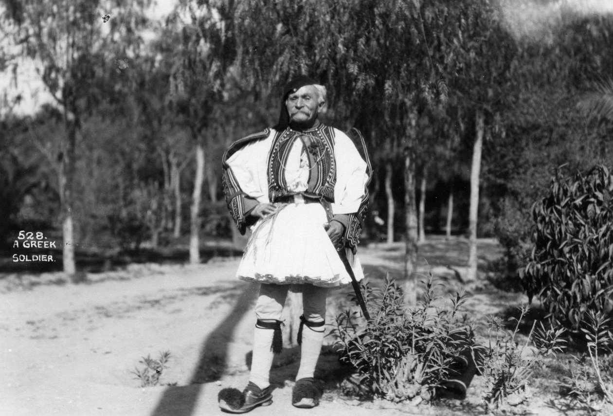جندي يوناني يرتدي الزي التقليدي ، c1920s-c1930s بواسطة غير معروف