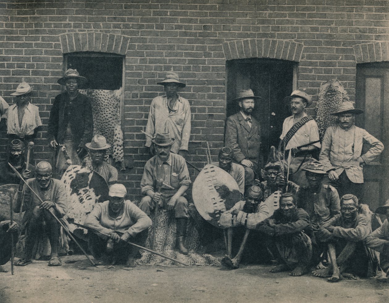 مجموعة Afrikaners و Zulus ، c1900. بواسطة غير معروف