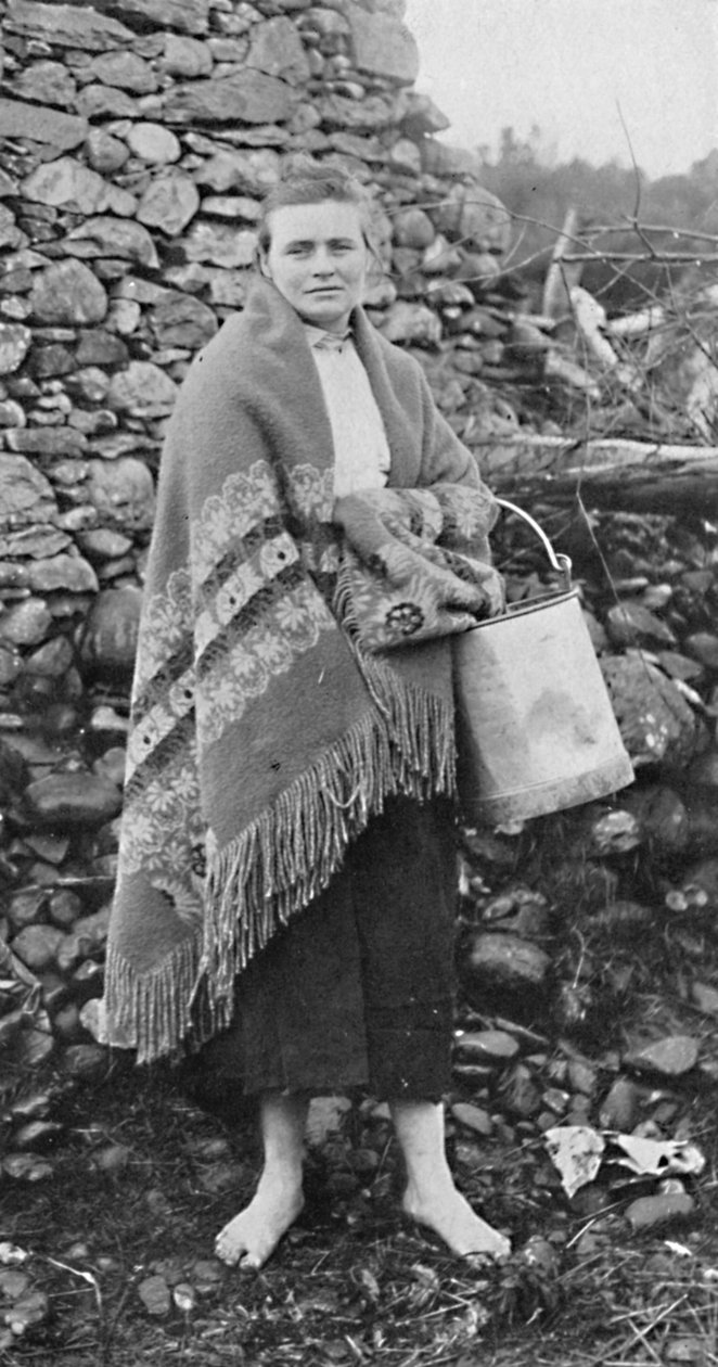 فتاة فلاح كيلارني ، أيرلندا ، 1912 بواسطة غير معروف
