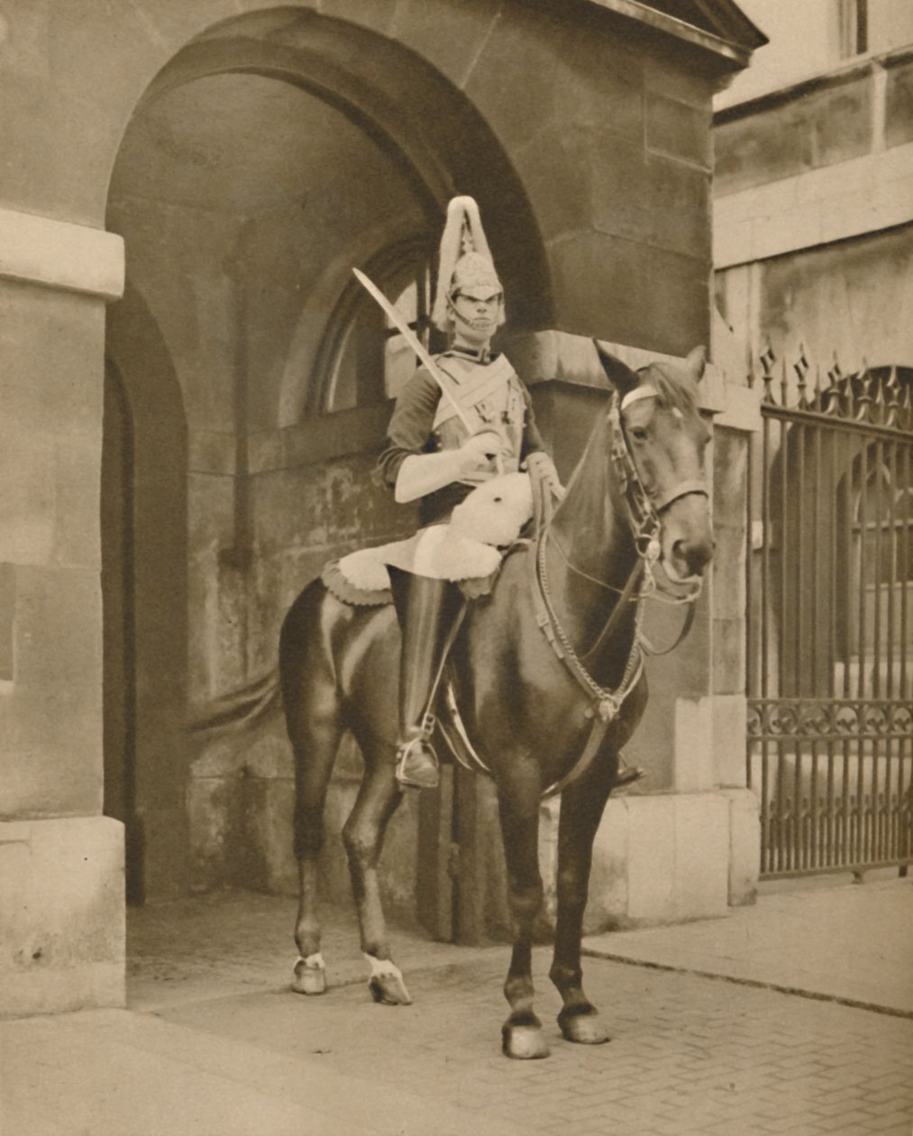 تمثال حي في وايتهول: حراس الإنقاذ ، c1935. بواسطة غير معروف