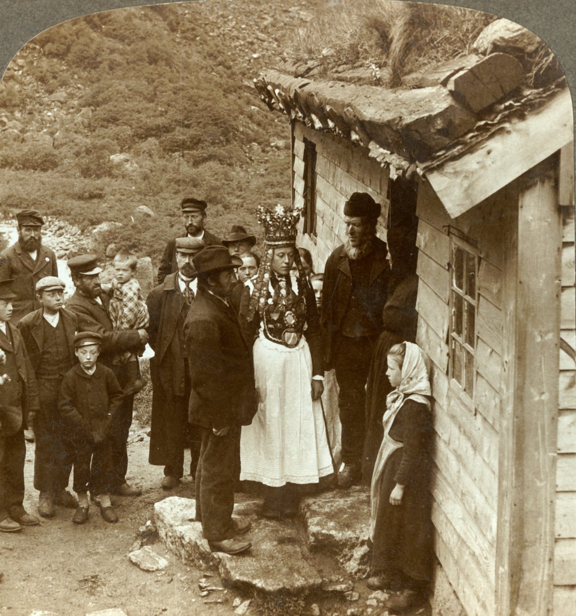 نوردفيورد العروس والعريس مع الضيوف والآباء عند باب المنزل ، Brigsdal ، النرويج ، c1905. بواسطة غير معروف