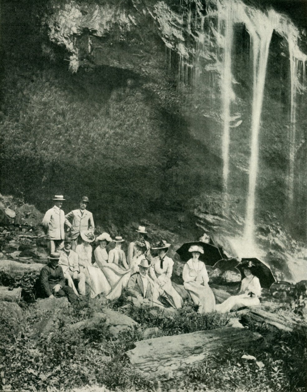 حفلة نزهة في شلالات ماراكاس ، ترينيداد ، مع السير أ. مولوني والحزب ، 1902. بواسطة غير معروف