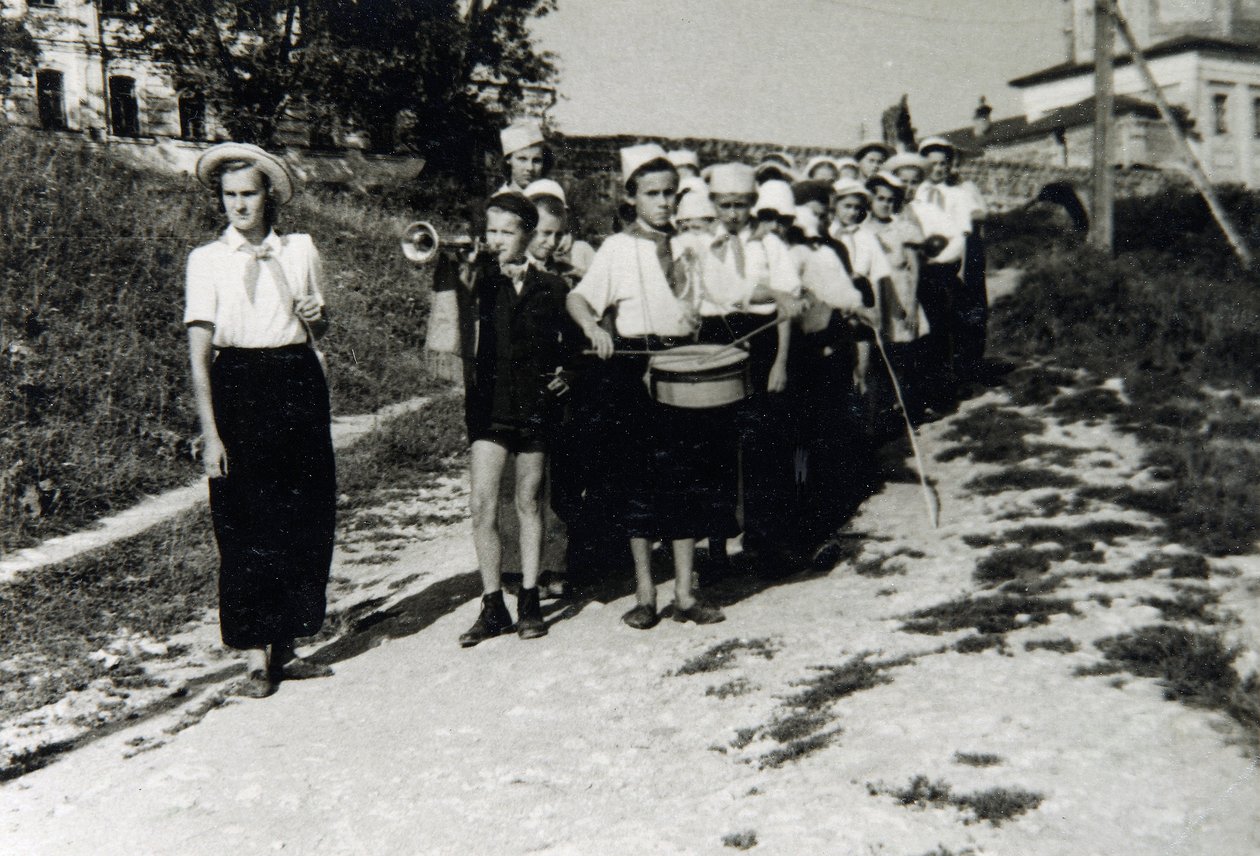 وحدة الرواد في All-Union Young Pioneer Camp Artek ، Gurzuf ، شبه جزيرة القرم ، اتحاد الجمهوريات الاشتراكية السوفياتية ، 1930s بواسطة غير معروف