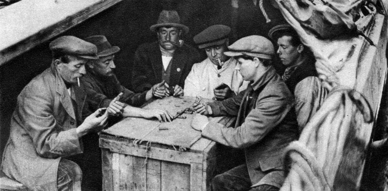 البارجة ورفاقه يلعبون الدومينو في زورق القناة ، 1926-1927 بواسطة غير معروف