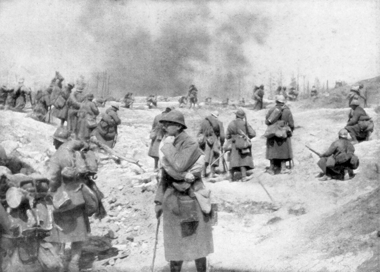 كتيبة تقترب من الجبهة ، مونت برتويس ، فرنسا ، الحرب العالمية الأولى ، 20 أبريل 1917 بواسطة غير معروف