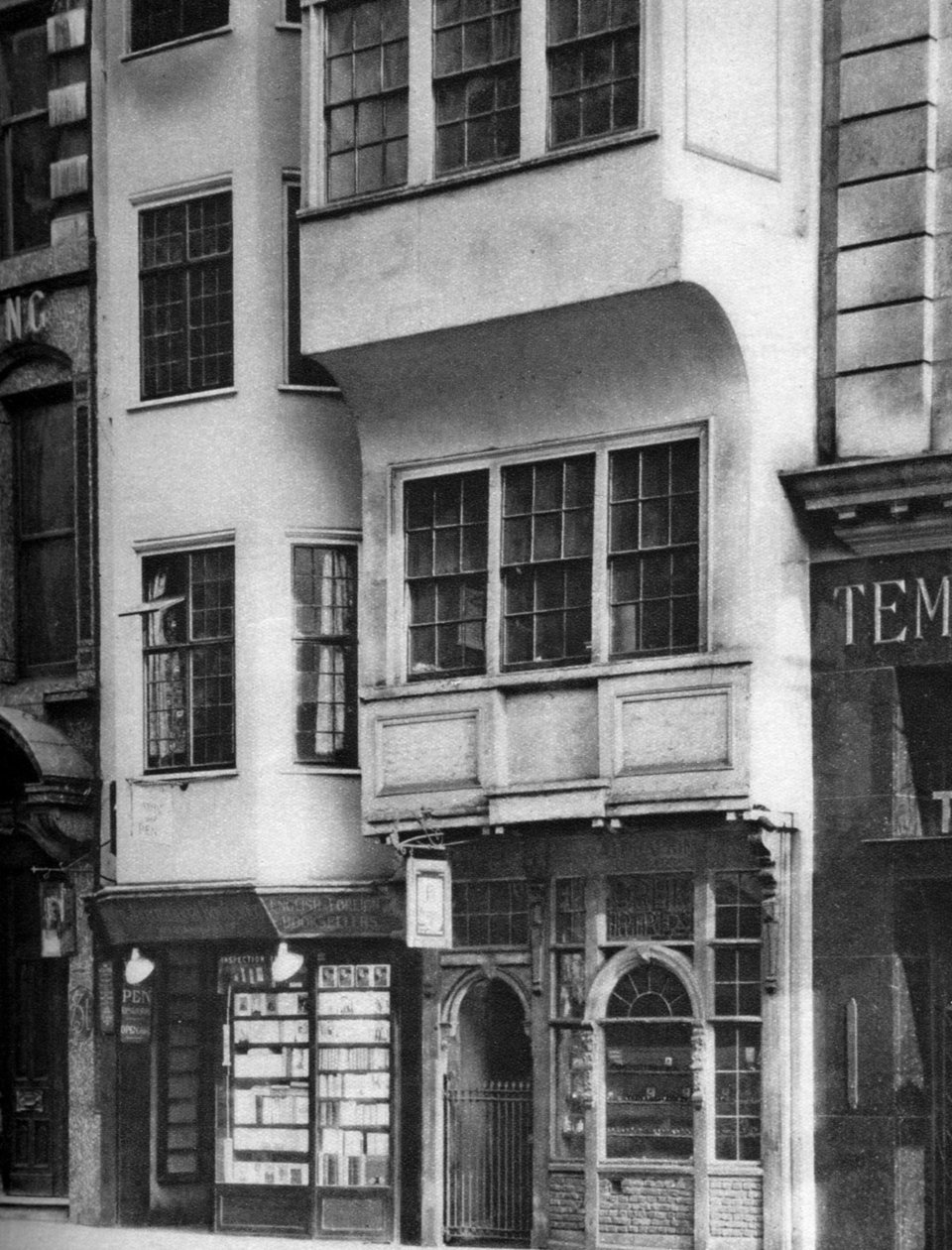 مكتبة ومكتبة للتبغ في ستراند ، لندن ، 1926-1927 بواسطة غير معروف