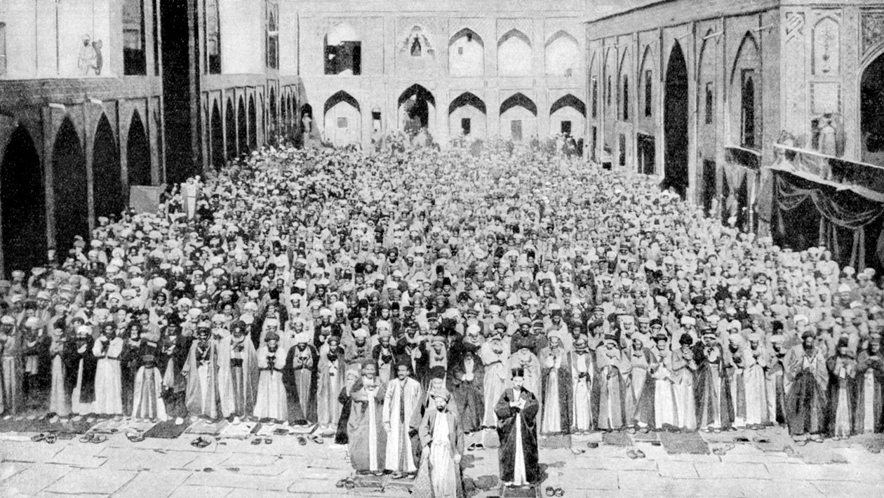 جماعة في مواجهة الكعبة المشرفة في مسجد مكة ، المملكة العربية السعودية ، 1922 بواسطة غير معروف