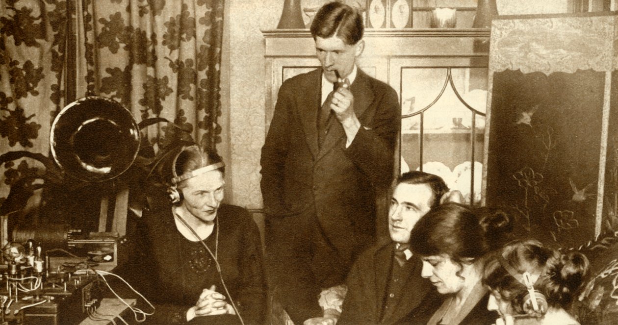أسرة تستمع إلى نتائج الانتخابات العامة لعام 1923 ، 1935. بواسطة غير معروف