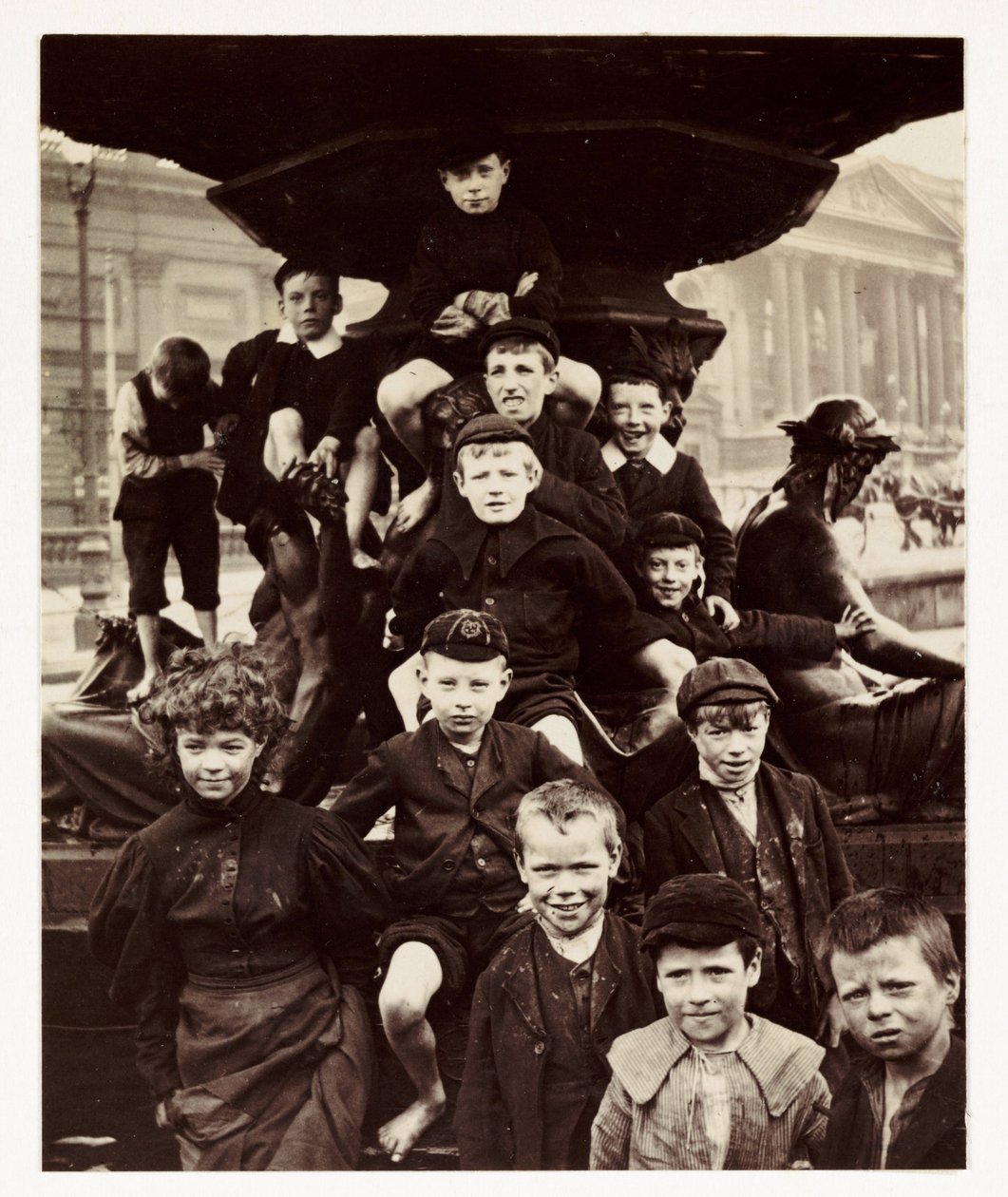 A group of children in front of the Steble fountain, Liverpool, taken by an unknown photographer in about 1905 بواسطة غير معروف
