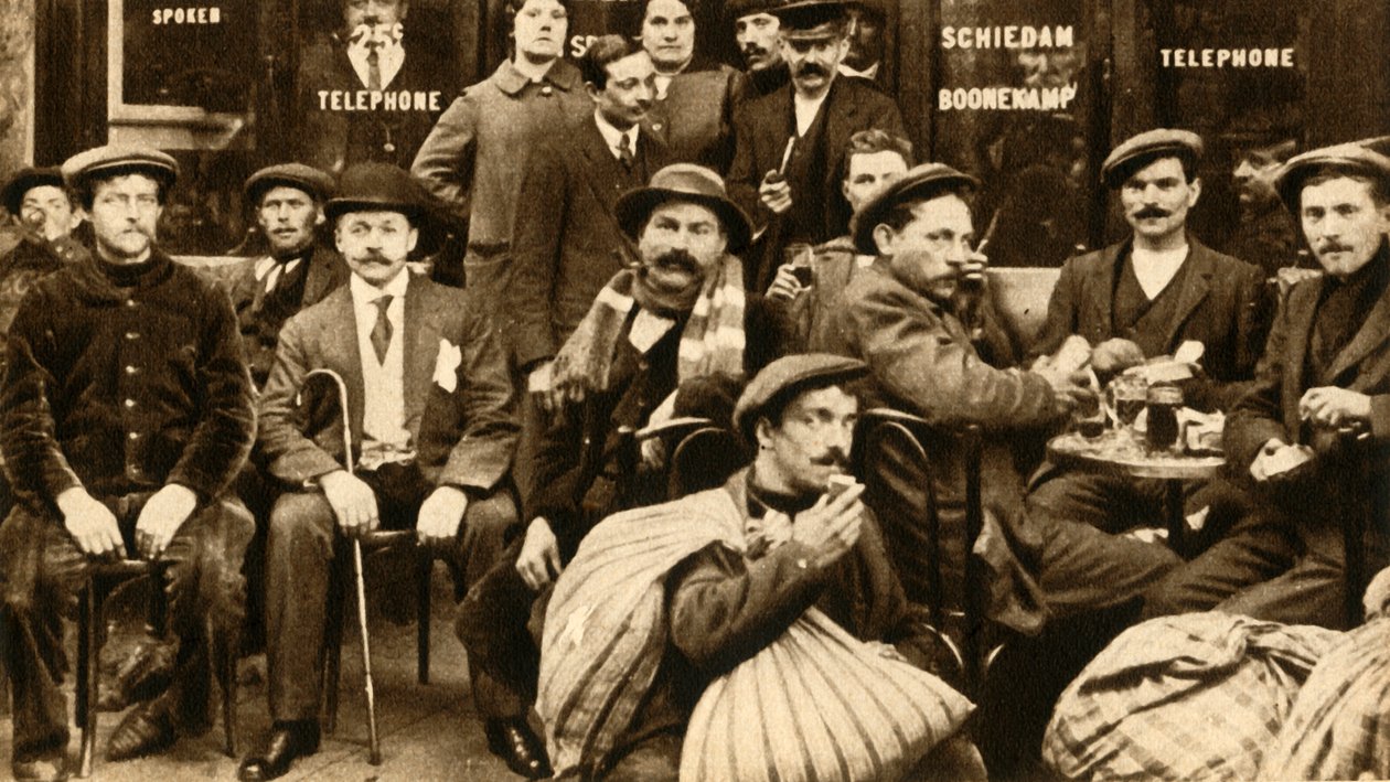 مجموعة من العاملين الميدانيين اللاجئين في مقهى في باريس ، الحرب العالمية الأولى ، 1914-1918 ، 1933. بواسطة غير معروف