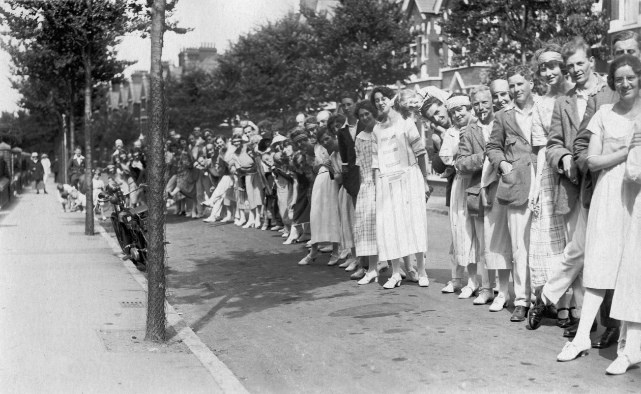 خط من الناس ، ج 1920s بواسطة غير معروف