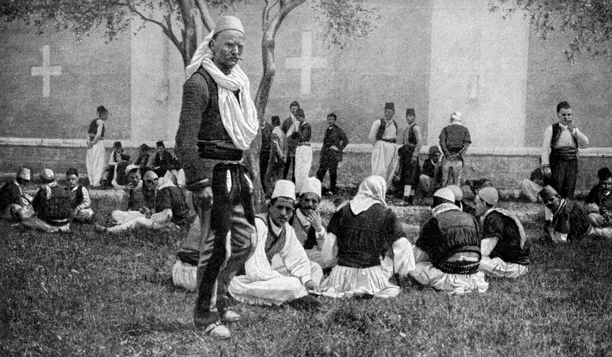 اجتماع لمتسلقي جبال مرديت وأقربائهم في مدينتهم خارج كاتدرائية سكوتاري ، تركيا ، 1922 بواسطة غير معروف