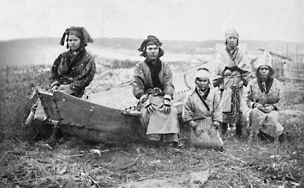 حفلة من نساء عينو ، مونبيتسو ، هوكايدو ، اليابان ، 1902 بواسطة غير معروف