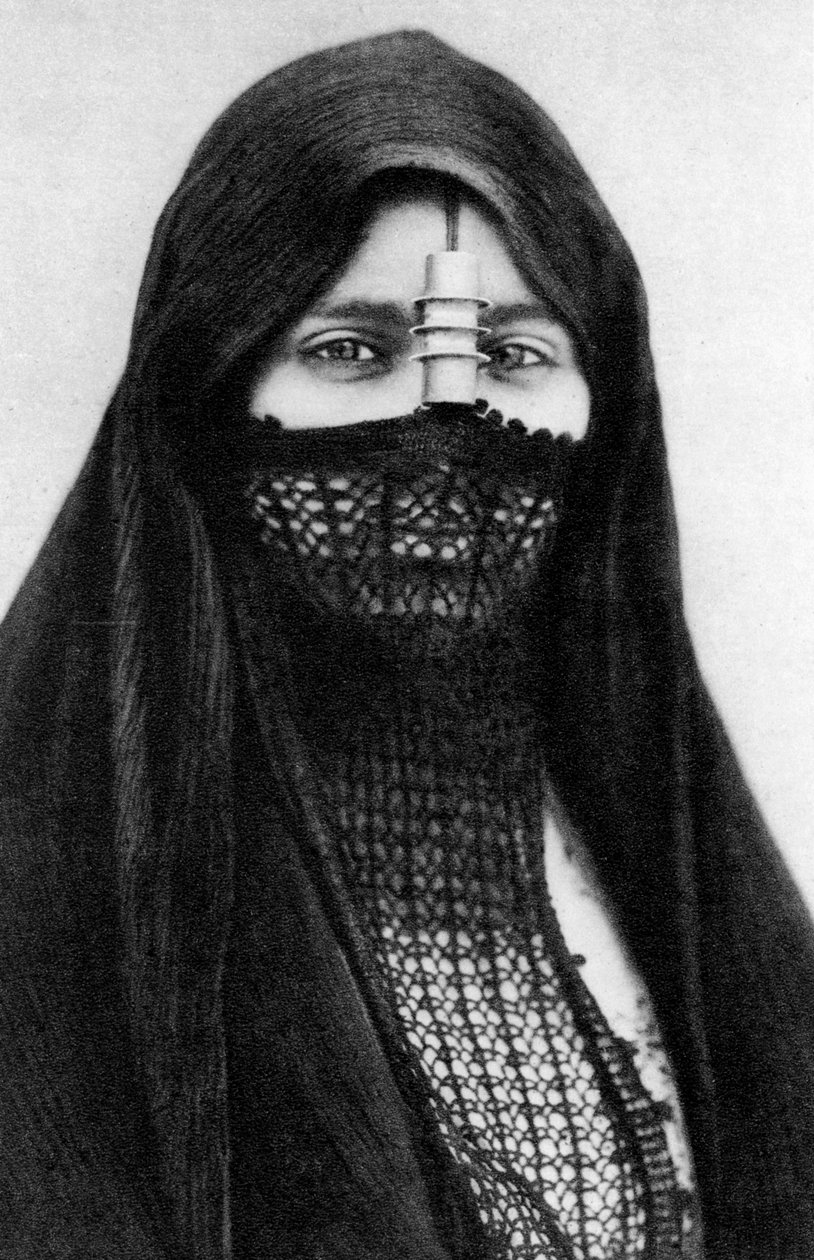 صورة لامرأة مصرية في العشرينيات بواسطة غير معروف