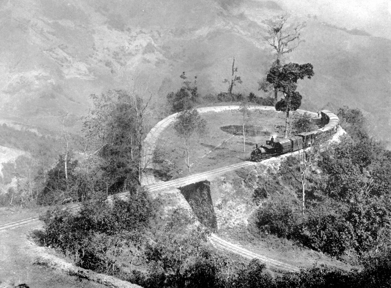حلقة واحدة في سكة حديد دارجيلنغ في جبال الهيمالايا ، الهند ، c1910 بواسطة غير معروف
