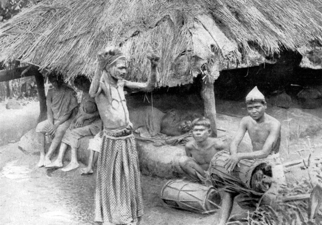 ساحر يخرج روحًا من رجل مريض في جنوب الهند ، 1926 بواسطة غير معروف
