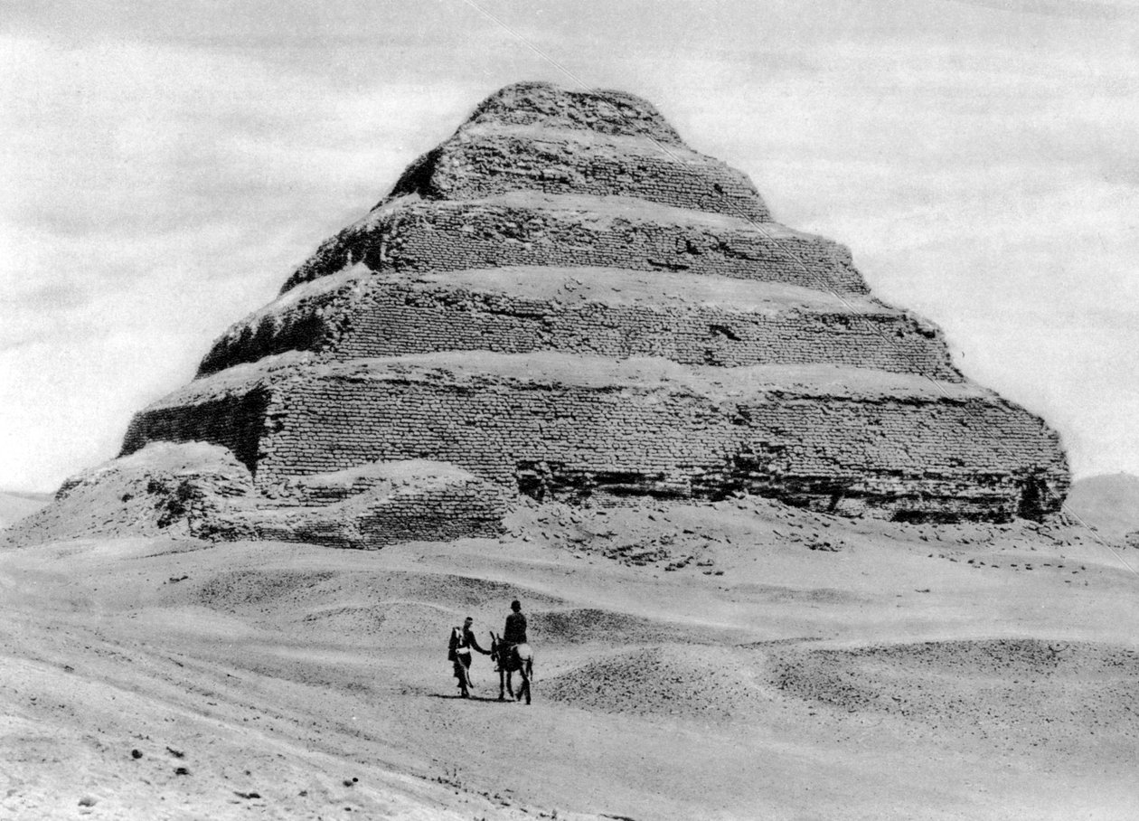 هرم هرمي خارج القاهرة ، مصر ، 1920 م بواسطة غير معروف