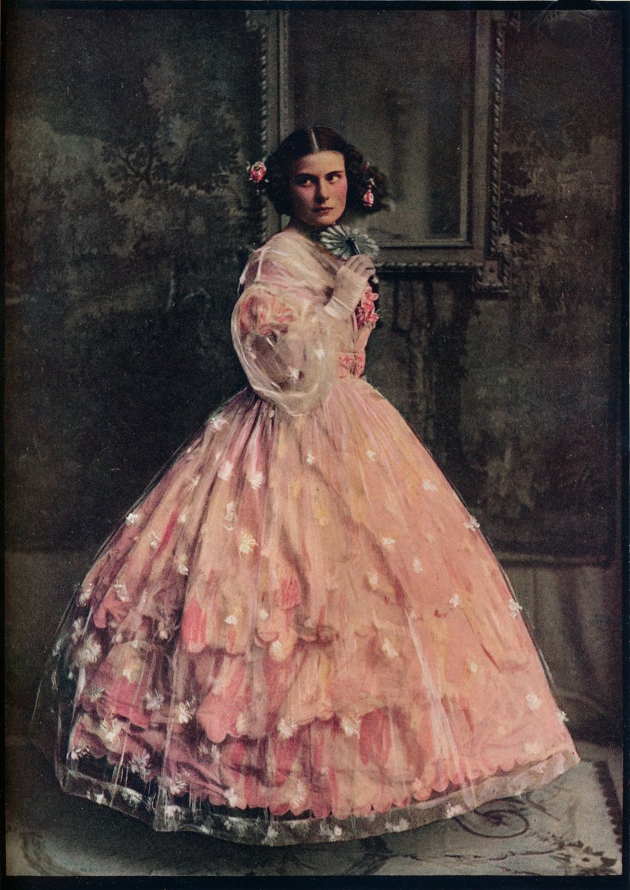 فستان بثلاث طبقات من الحرير الوردي ، مع غطاء من الشاش الأبيض المزهر ، 1850-60 ، c1913 بواسطة غير معروف