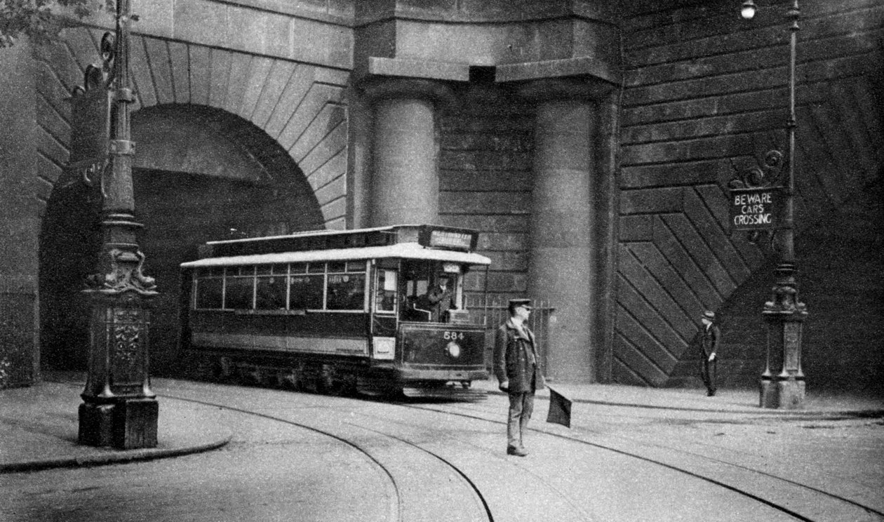 ترام يعمل تحت Kingsway ، Aldwych and Somerset House ، لندن ، 1926-1927 بواسطة غير معروف