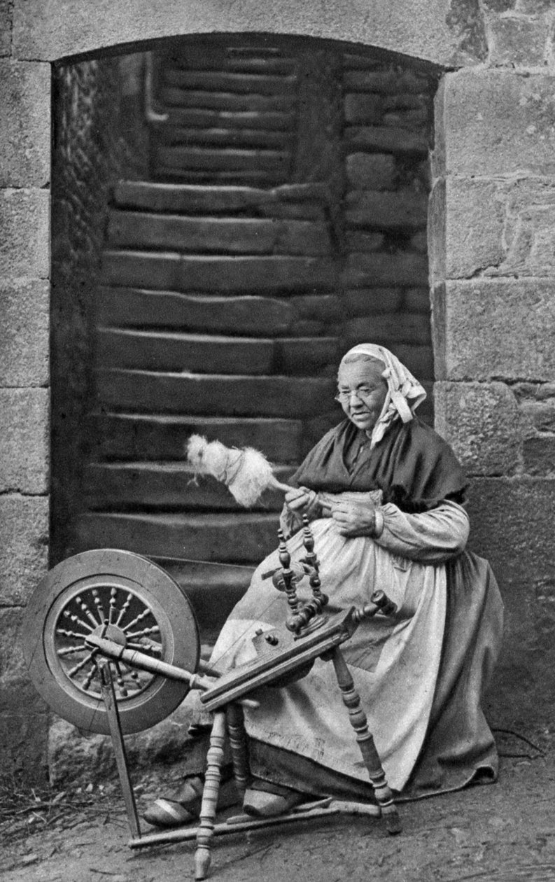 امرأة في عجلة الغزل ، دينان ، بريتاني ، فرنسا ، c1922 بواسطة غير معروف