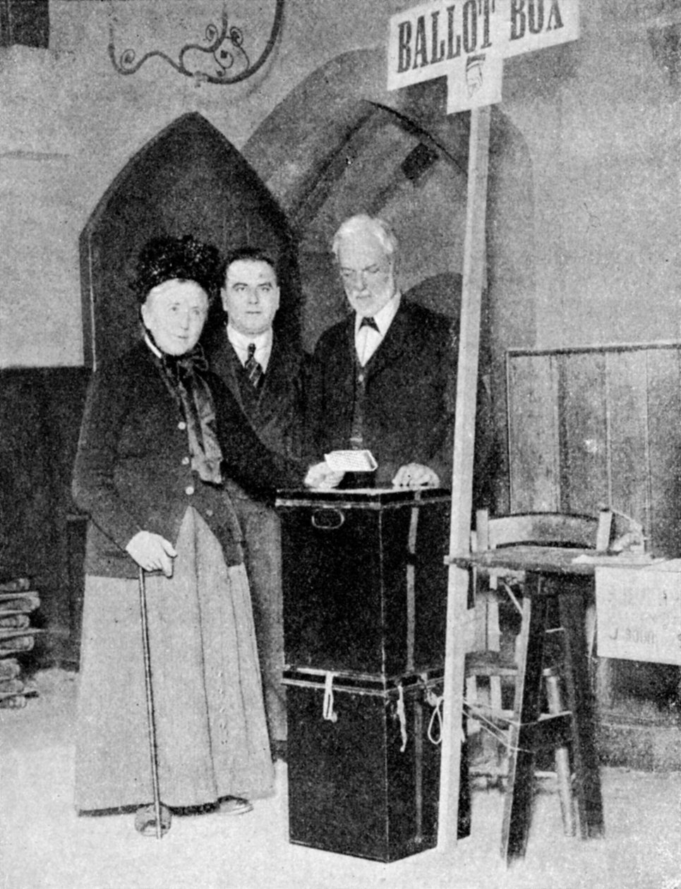 امرأة تسجل صوتها في صندوق الاقتراع ، c1922 بواسطة غير معروف
