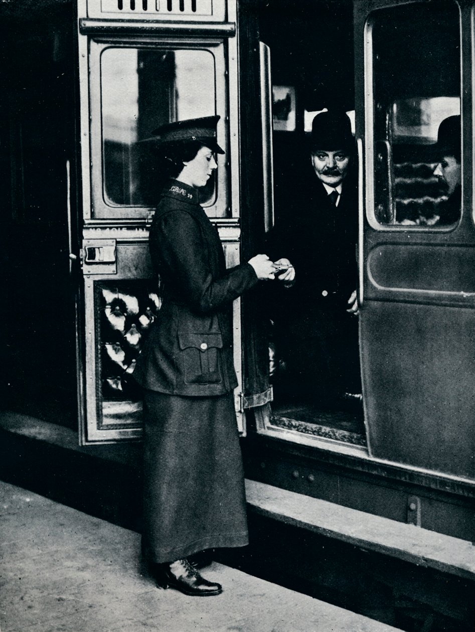 مفتشة تذاكر نسائية في العمل ، عام 1914 بواسطة غير معروف